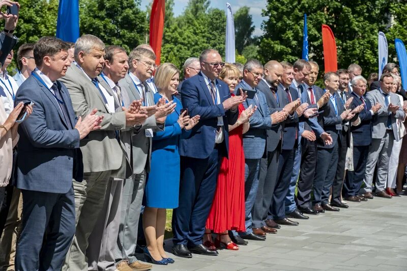 Аллея памяти на оборонной. Мкоу бутурлиновская оош 7. Открытие аллеи славы в ейске. Аллея героев в магадане. Открылась аллея славы.