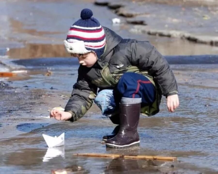 Везде лужи воды. Пускать кораблики в ручейках. Пускать кораблики. Дети пускают кораблики в луже. Кораблик в луже.