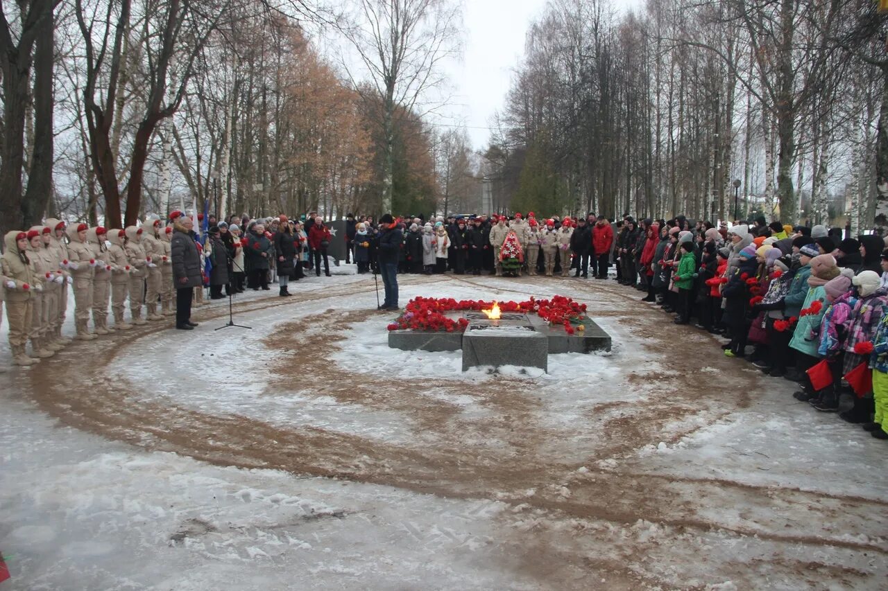 Годовщина прорыва блокады ленинграда в 2023. Возложение цветов к памятнику неизвестного солдата. Ветераны великой отечественной войны. Путин возложил цветы в петербурге. Выплата блокадникам к 80 летию прорыва блокады.