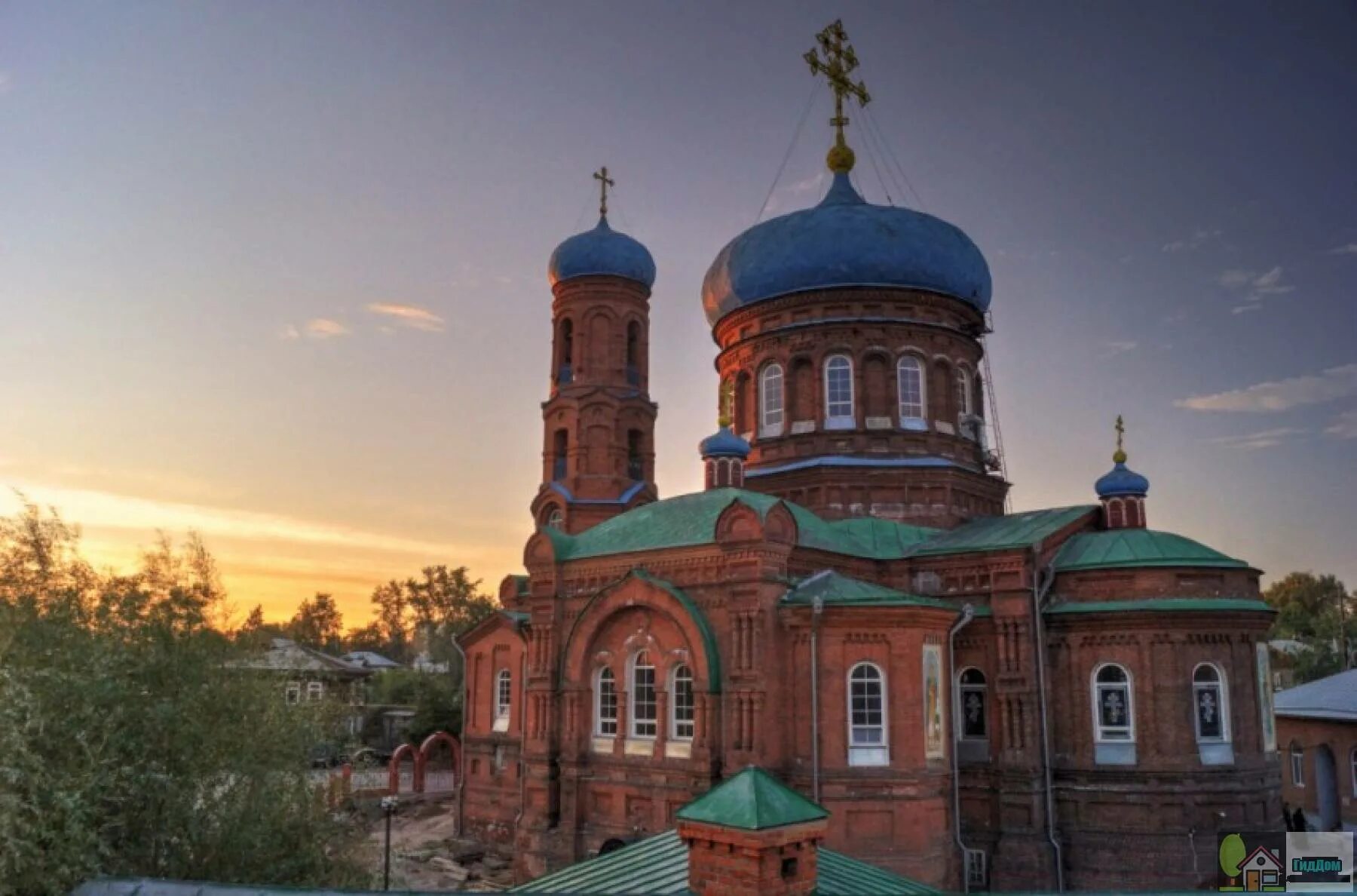 Покровском кафедральном соборе барнаула. Покровский собор барнаул. покровский кафедральный собор города барнаула. барнаул храм кафедральный. храм покрова пресвятой богородицы (барнаул).