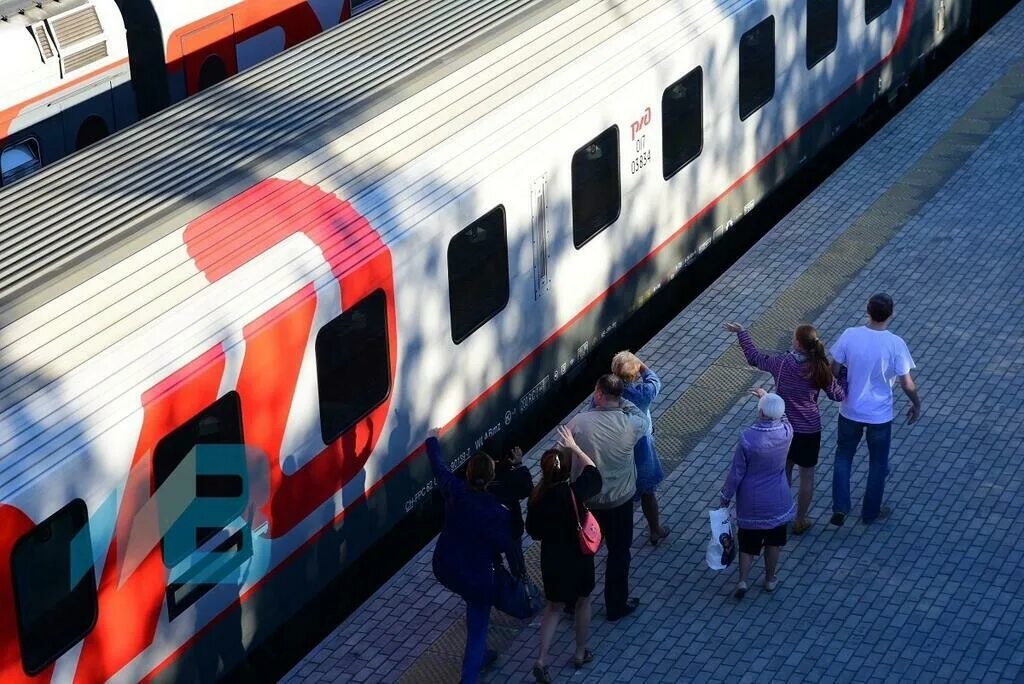 Есть ли поезд смоленск. Мурманск-Адлер поезд отравление. Российские поезда. Пассажирский поезд. Вагон поезда.