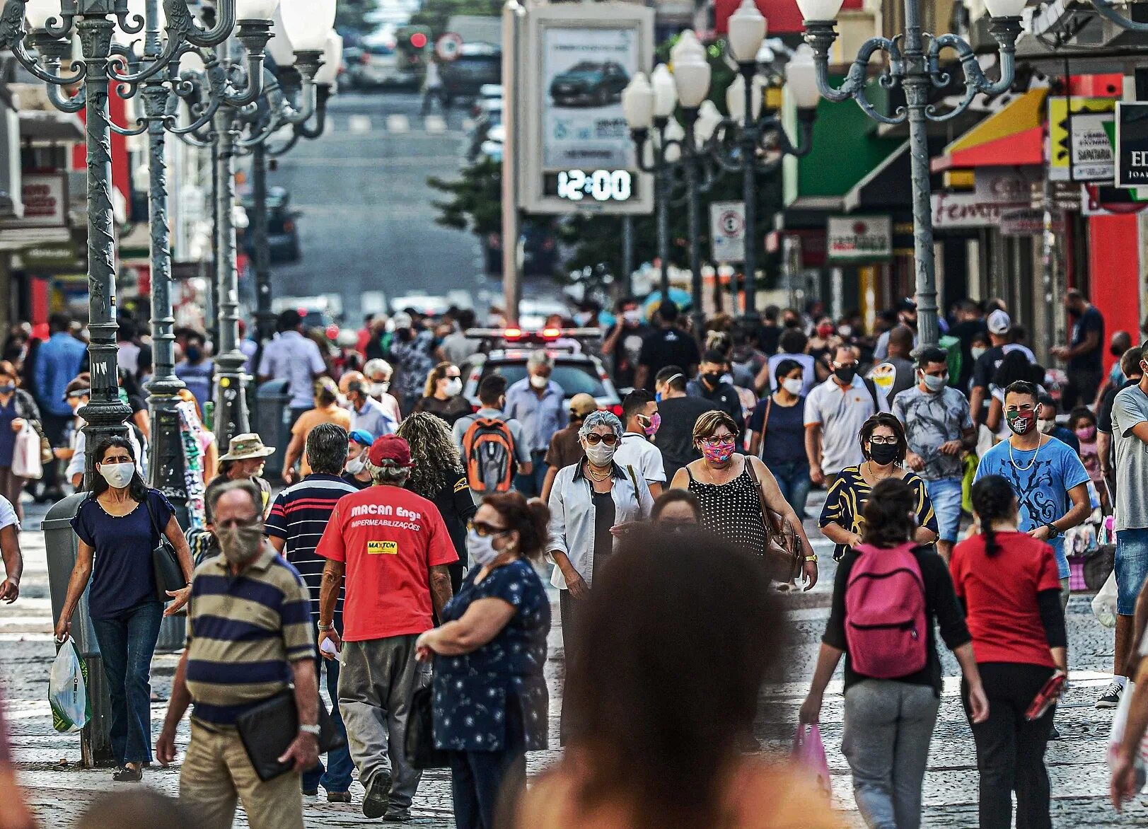 Crowded street. Толпа на улице. Греки толпа улица. Crowded Streets. Crowded Street живопись.