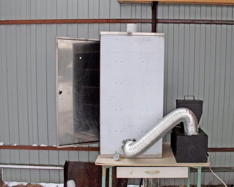 коптильня из холодильника с дымогенератором. шкаф для копчения из холодильника. коптильня из холодильника с дымогенератором. коптильня холодного копчения из бойлера 80 литров. копчение в коптильне с дымогенератором.