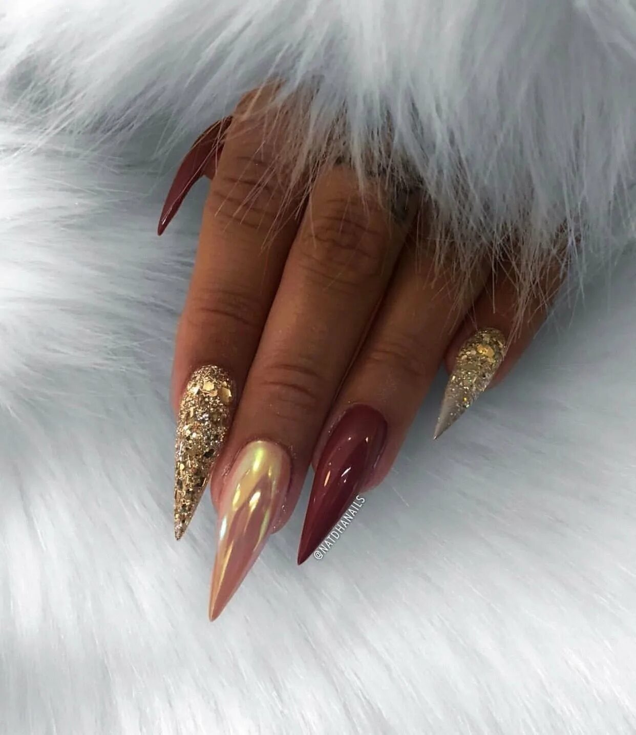 Маникюр на длинные ногти острые. Острые ногти. Острые ногти. Красный маникюр на длинные острые ногти. Острые ногти 2023.