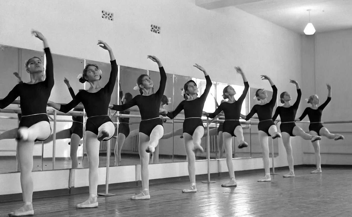Занятия в балетной школе. Школа имени балакирева хореография. Концертмейстер хореографии. Музыкальная школа хореография. Преподаватель хореографии юлия кретова.