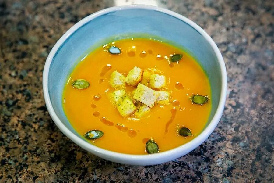 Суп пюре из тыквы на бульоне. Тыквенный суп на курином бульоне. суп с тыквой на курином бульоне. суп из тыквы на курином бульоне. тыквенный крем суп на курином бульоне.