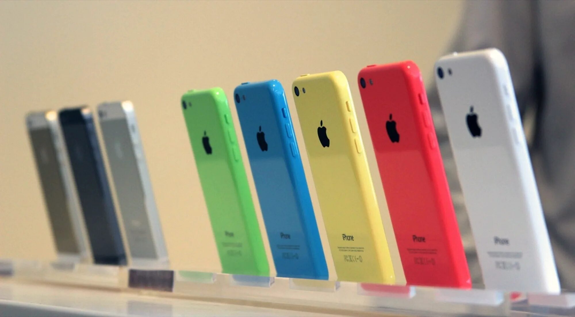 Apple iphone google. Iphone 5c. Айфон 5c цвета. Айфон на прилавке. Iphone 5 с пластиковым корпусом.