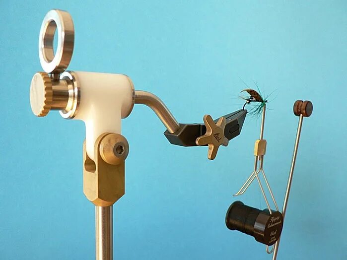 Тиски для мушек своими руками. Вязания мушек своими руками. Тиски для вязания мушек snowbee waldron fly. Тиски для мушек на струбцине new rotatory vice with. Лампа с лупой для вязания мушек для рыбалки.