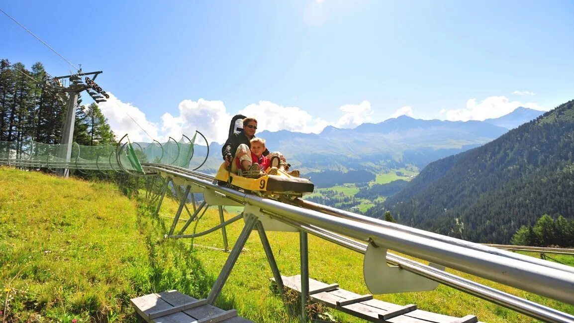 Родельбан сочи роза хутор. Красная поляна сочи отели. Горные сани родельбан красная поляна. Работа красная поляна с проживанием вакансии. Эсто-садок красная поляна.