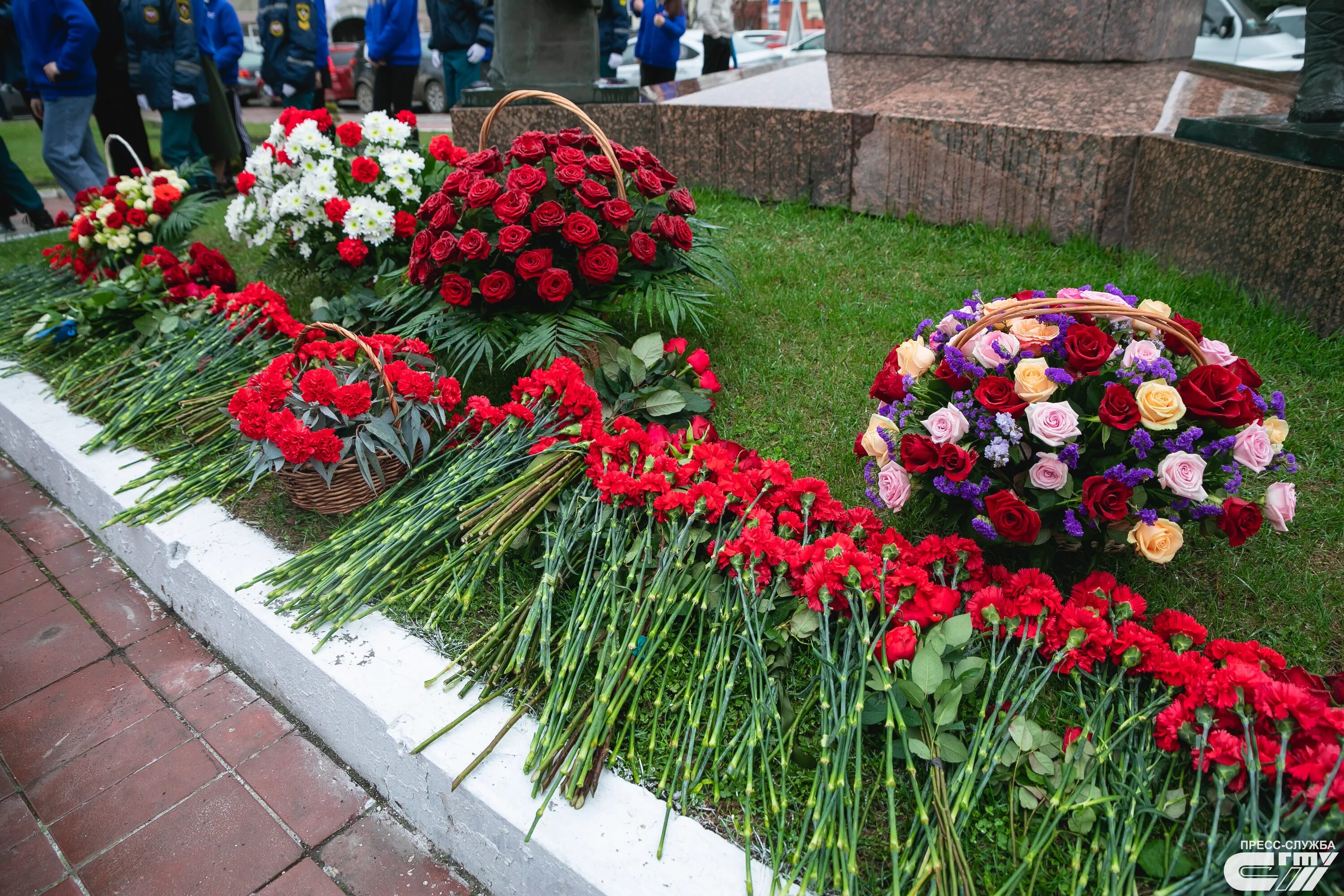 Возложение цветов к памятнику какие цветы. Возложение цветов к памятнику. Цветы на памятник. Возлагать цветы к памятнику. Корзина на возложение.