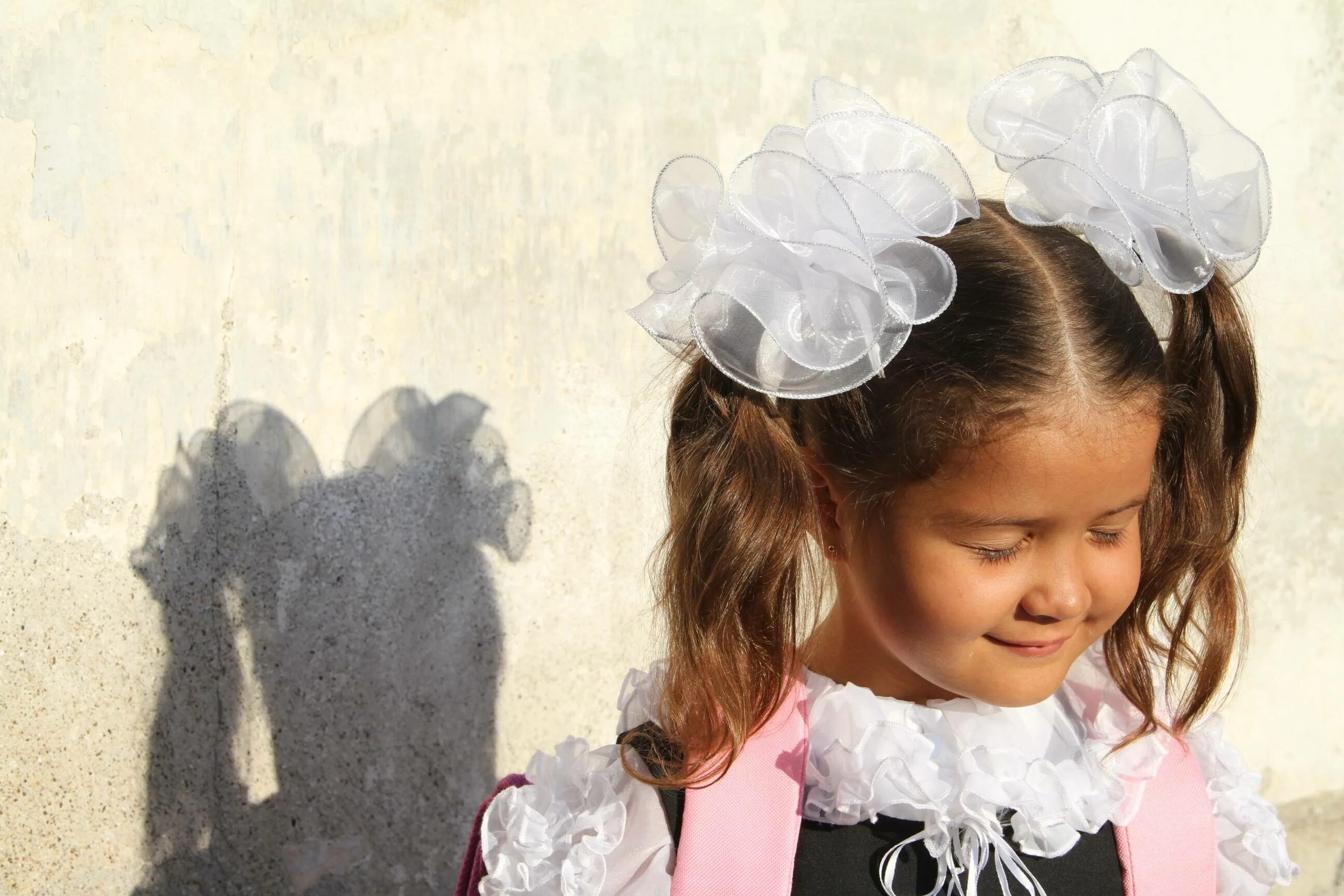 Красивый пучок для девочки. В классе девочкам волосы. Прически для первоклашек с бантами. Банты для первоклассницы. Банты для первоклассницы.