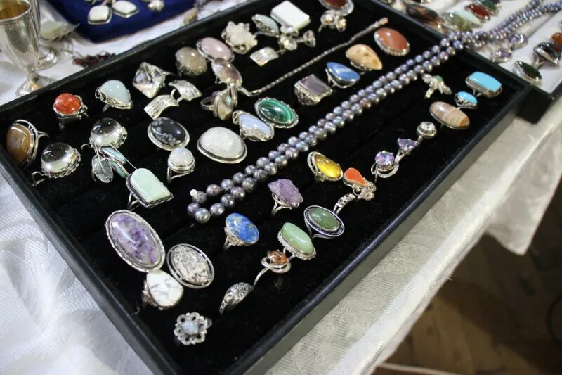 Украшения из минералов. Радуга самоцветов турмалин. Бусы из яшмы. Бусы из самоцветов. Турмалин крошка.