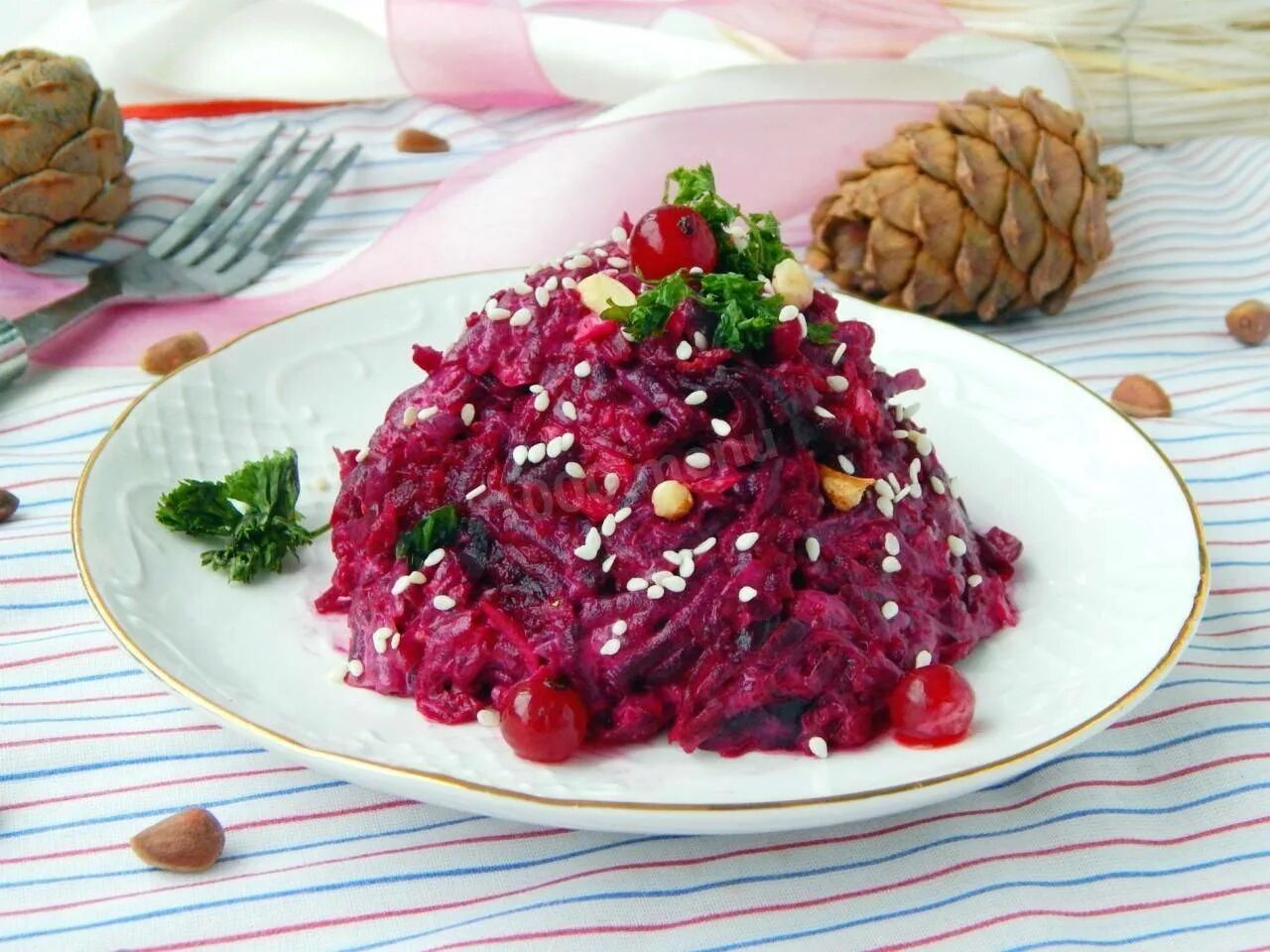 Салат со свеклой и изюмом. Салат из свеклы. свекла с изюмом. салат из свеклы с изюмом. свекольный салат с черносливом.