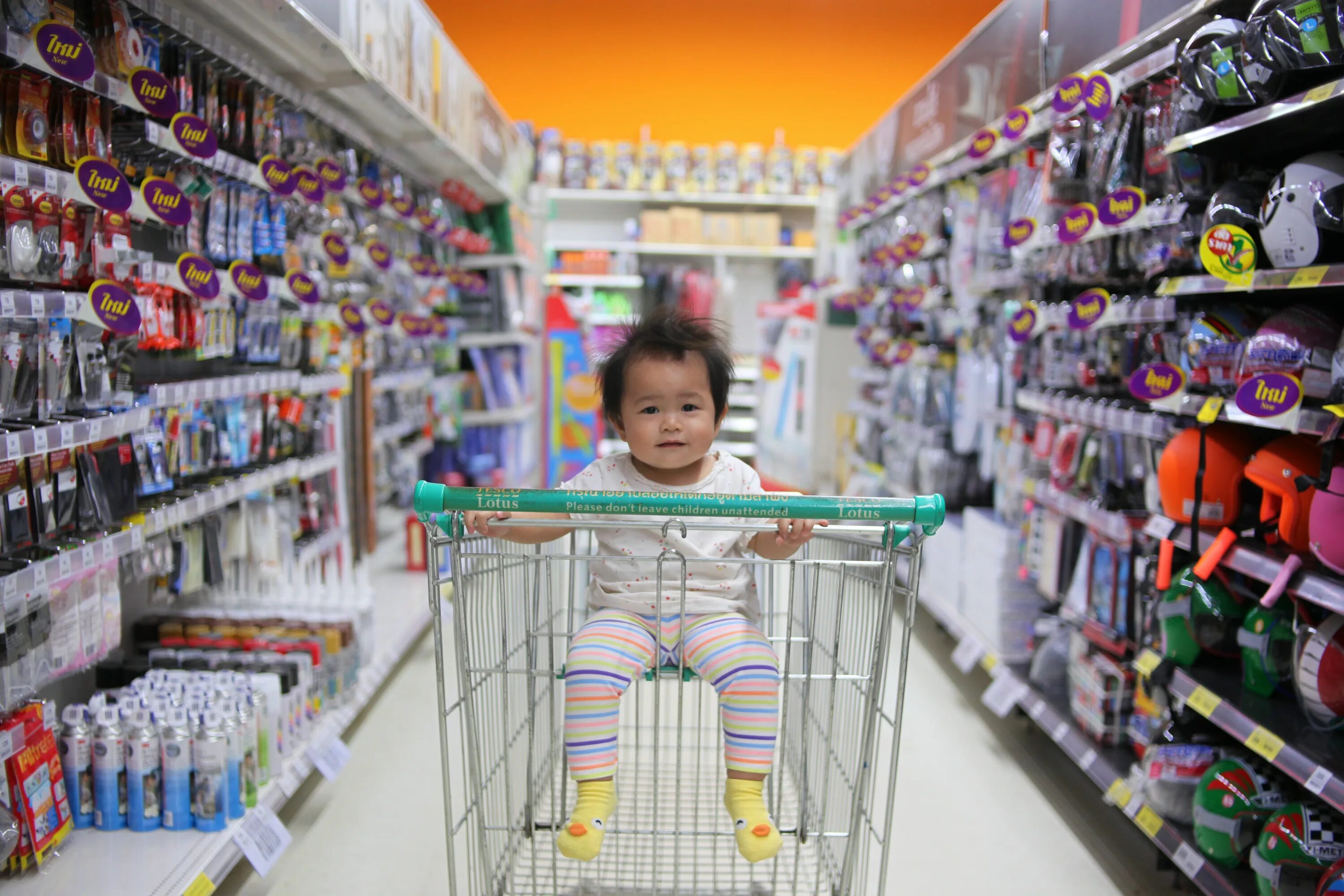 Детские магазины. Супермаркет для детей. Детки магазин. Арт в магазине с ребенком.