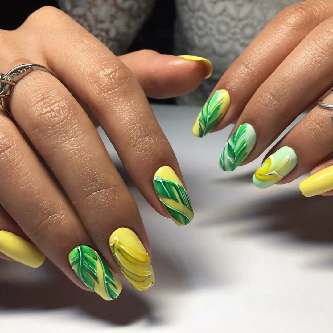 Маникюр желтый с зеленым. Яркие ногти на лето. Желто-зеленый маникюр. Модные яркие ногти. Летние ногти.