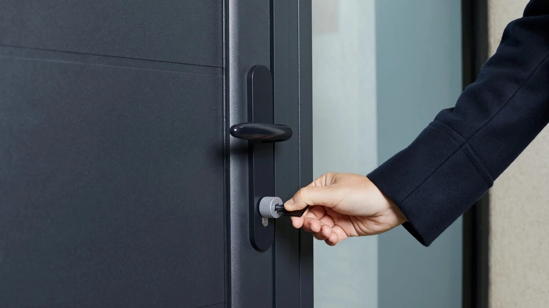 Установка умных дверей. Netatmo smart door lock. замок дверной doorlock. закрытая дверь. замки для межкомнатных дверей с ключом.