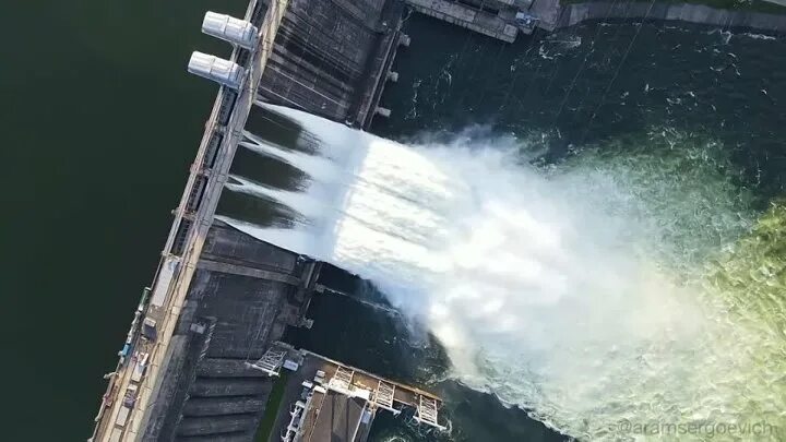 Уровень сброса воды. Красноярская ГЭС сброс. Красноярская ГЭС сброс воды 2021. Сброс воды на ГЭС Красноярск 2022. Сброс воды Красноярск 2022.