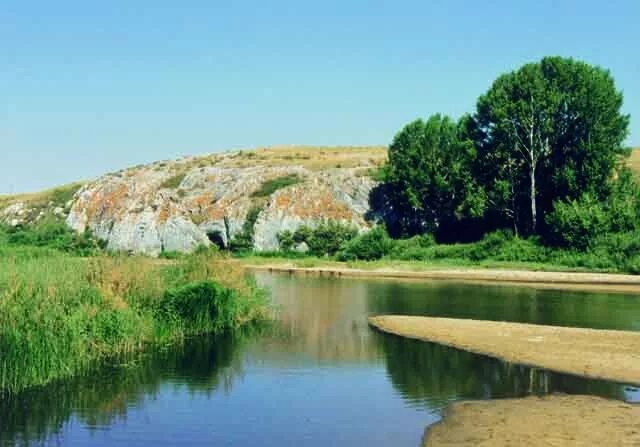 Скалы Новоорский район. Скалы Лужки Новоорский район. Лужки Новоорский район Оренбургская область. Лужки речка Оренбургская область.