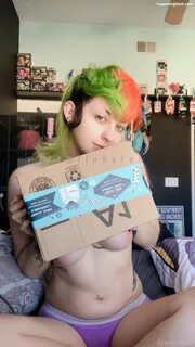 boozygremlin Nude OnlyFans Leaks.