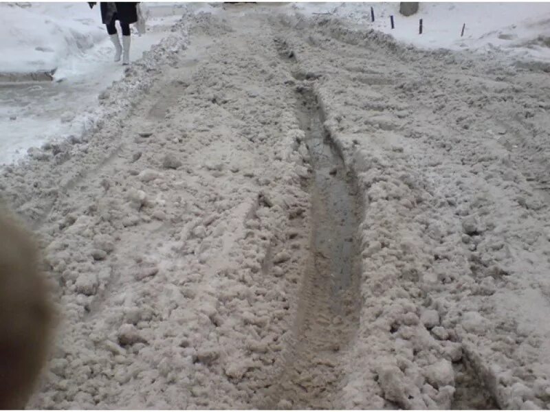 Увидеть непременно ненавистная погода не вычищенные. Рыхлый снег на дороге. Неочищенные дороги от снега. Неочищенная дорога от снега. Неочищенный тротуар от снега.