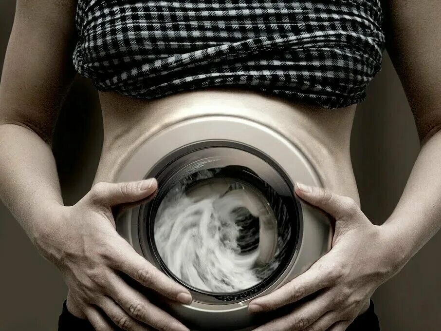 Скрутило живот на пробежке. Животик крутит. Девушке крутит живот. У девушки крутит живот. Бульканье в животе у женщины.