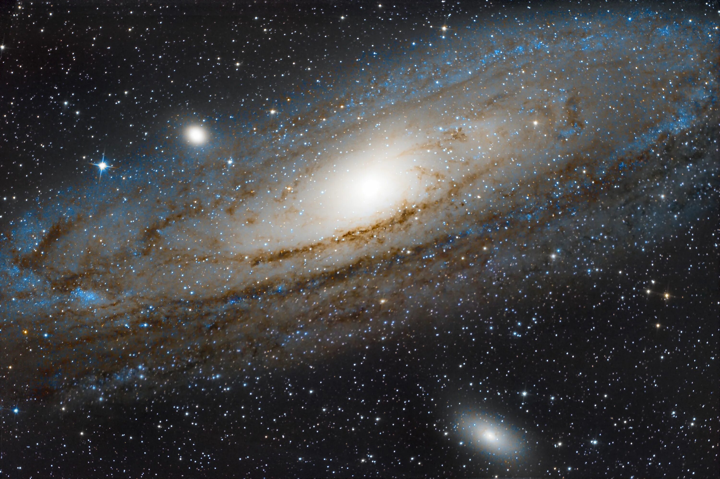 31 созвездие. Галактика Андромеды m31. Цвет Галактики Андромеда. Галактика Андромеды фото. Галактика вертикальное фото.