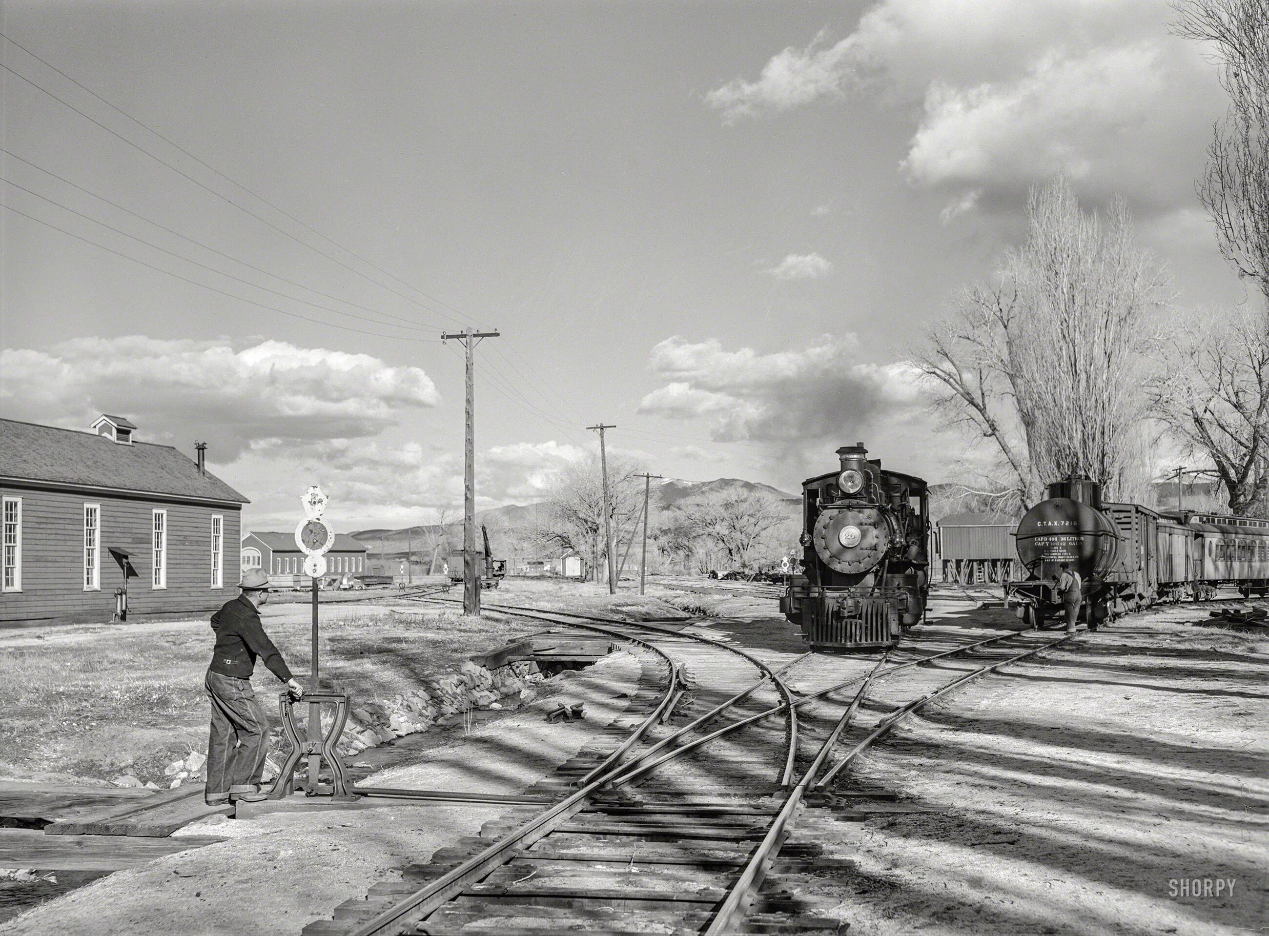 Железная дорога писатель. Стрелочник на железной дороге 19 век. 1940 Вокзал. Железнодорожная станция в 1940. Старые железные дороги.