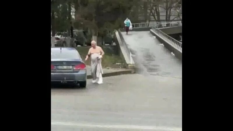 Человек убегает из больницы. Сбежали пациенты