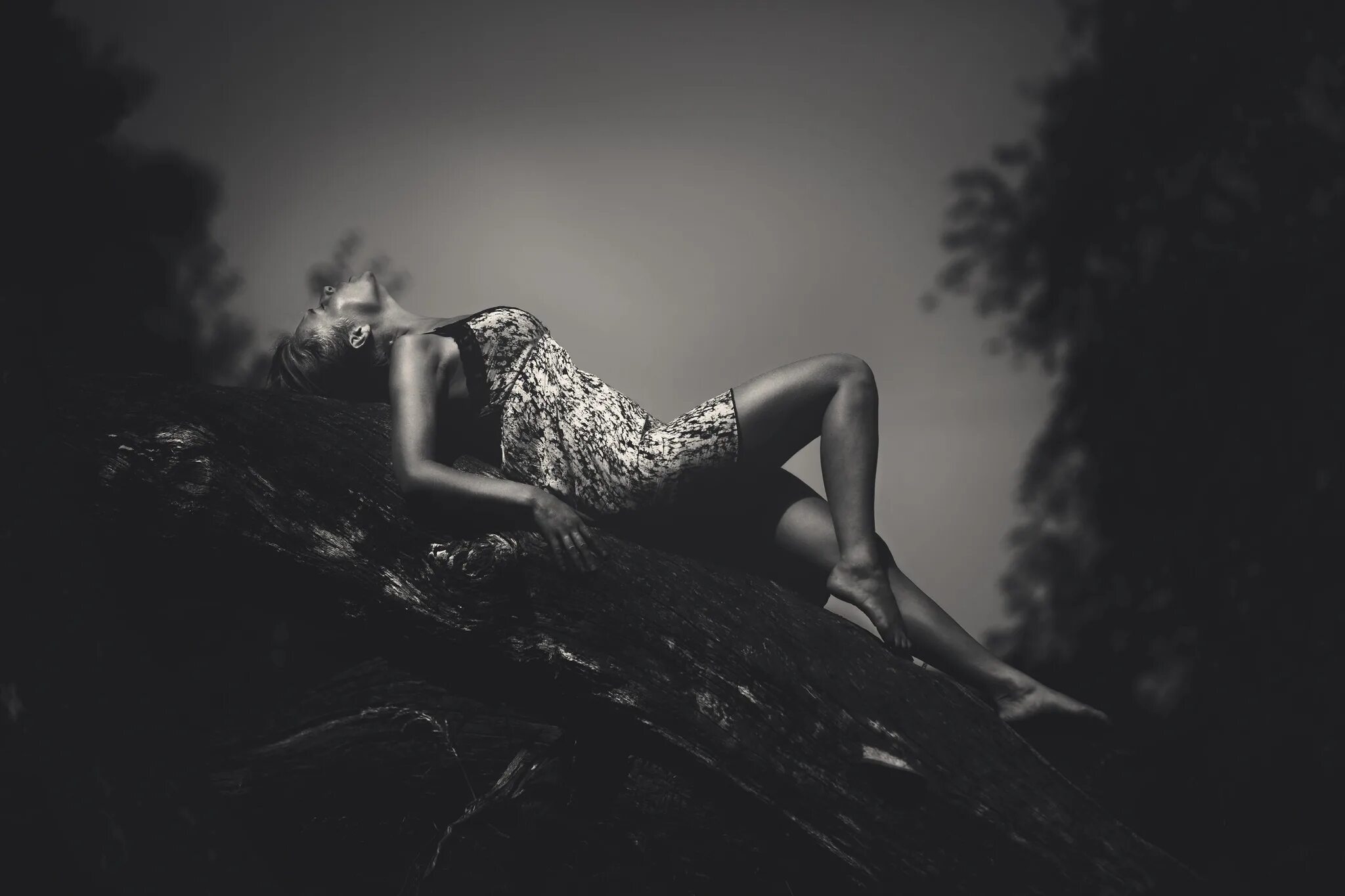 Фотосессия черно белая девушки. Красивая девушка лежит чб. Девушка на полу фотосессия. Девушка лежит черно белое. Ч/б фото девушек.