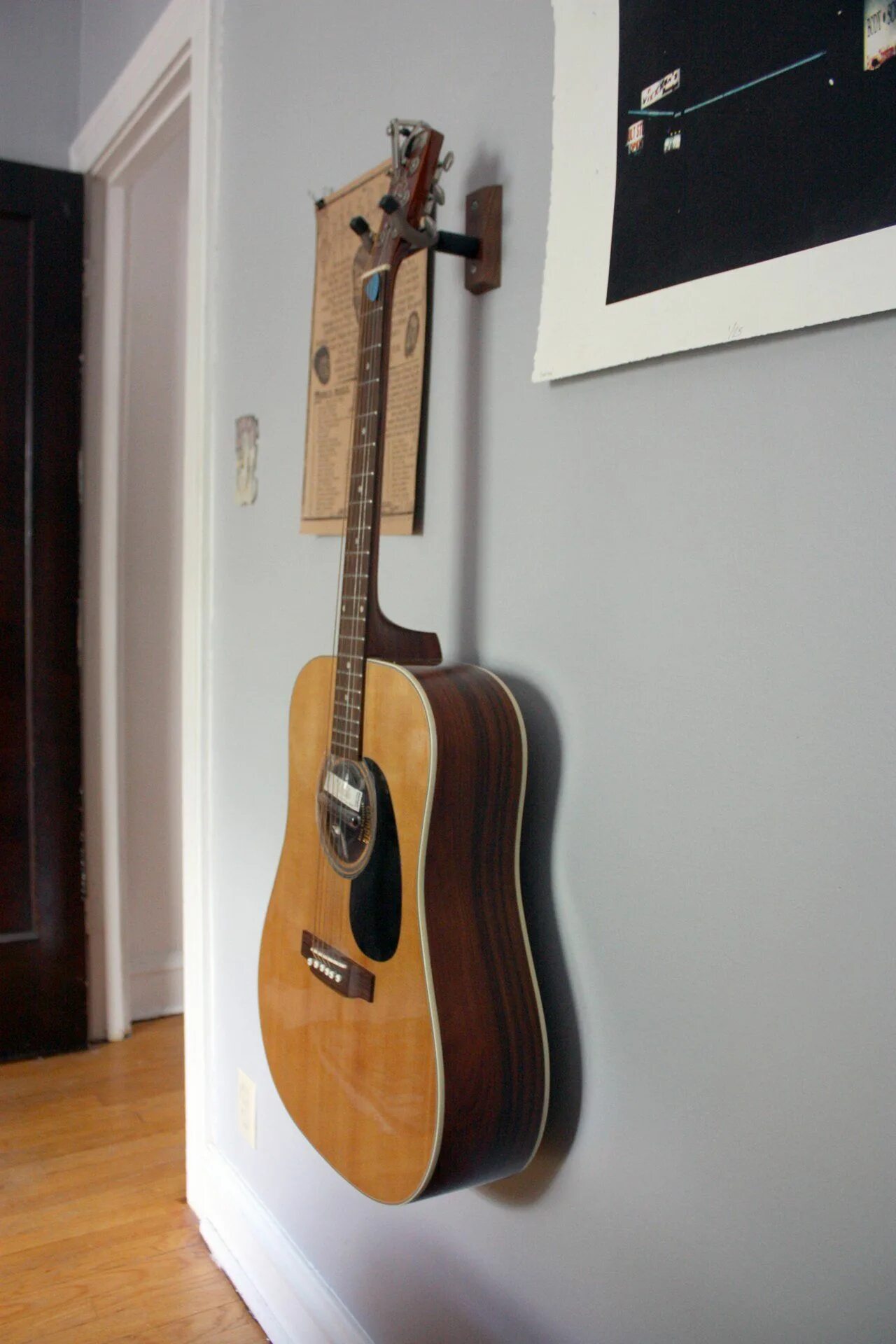 Гитара в интерьере. Гитара на стене. Электрогитара на стене. Гитара в квартире. Электрогитара в домашних условиях