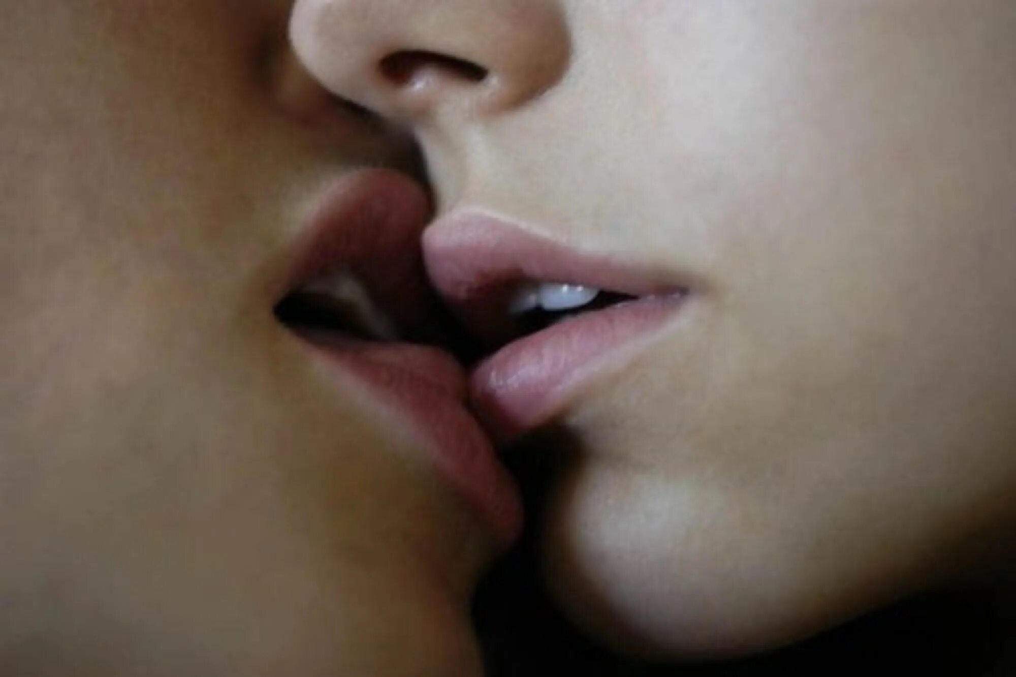 Описание поцелую в губы. Поцелуй Эстетика. Французский поцелуй Эстетика. Девушка кусает парня за губу. Девушка кусает губы.
