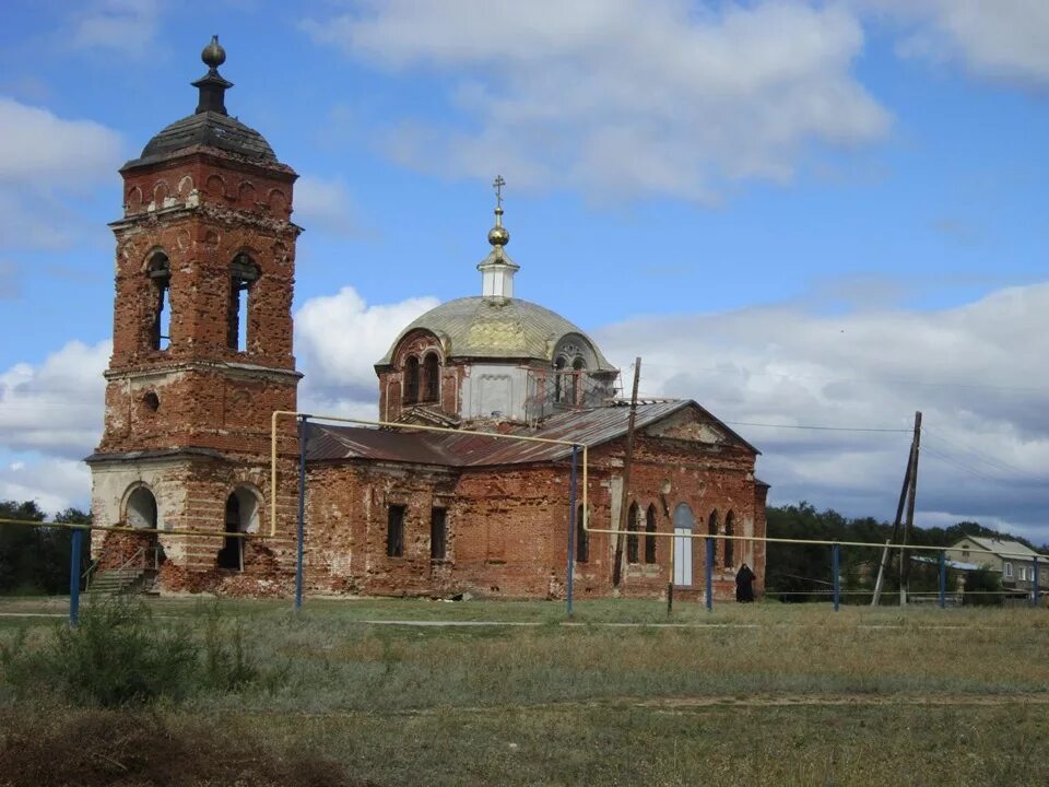 Духовницкий район саратовской области липовка. Храм Липовка Духовницкий район. Покровская Церковь Липовка. Липовка Церковь Пресвятой Богородицы. Саратовская область Духовницкий район село Липовка.