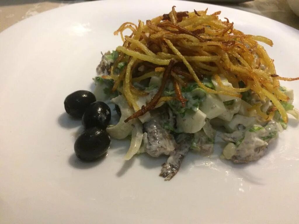 Картошка со шпротами. Шпроты с картошкой. Яйца фаршированные шпротами. Салат балтика со шпротами. Салат с картофелем и шпротами.