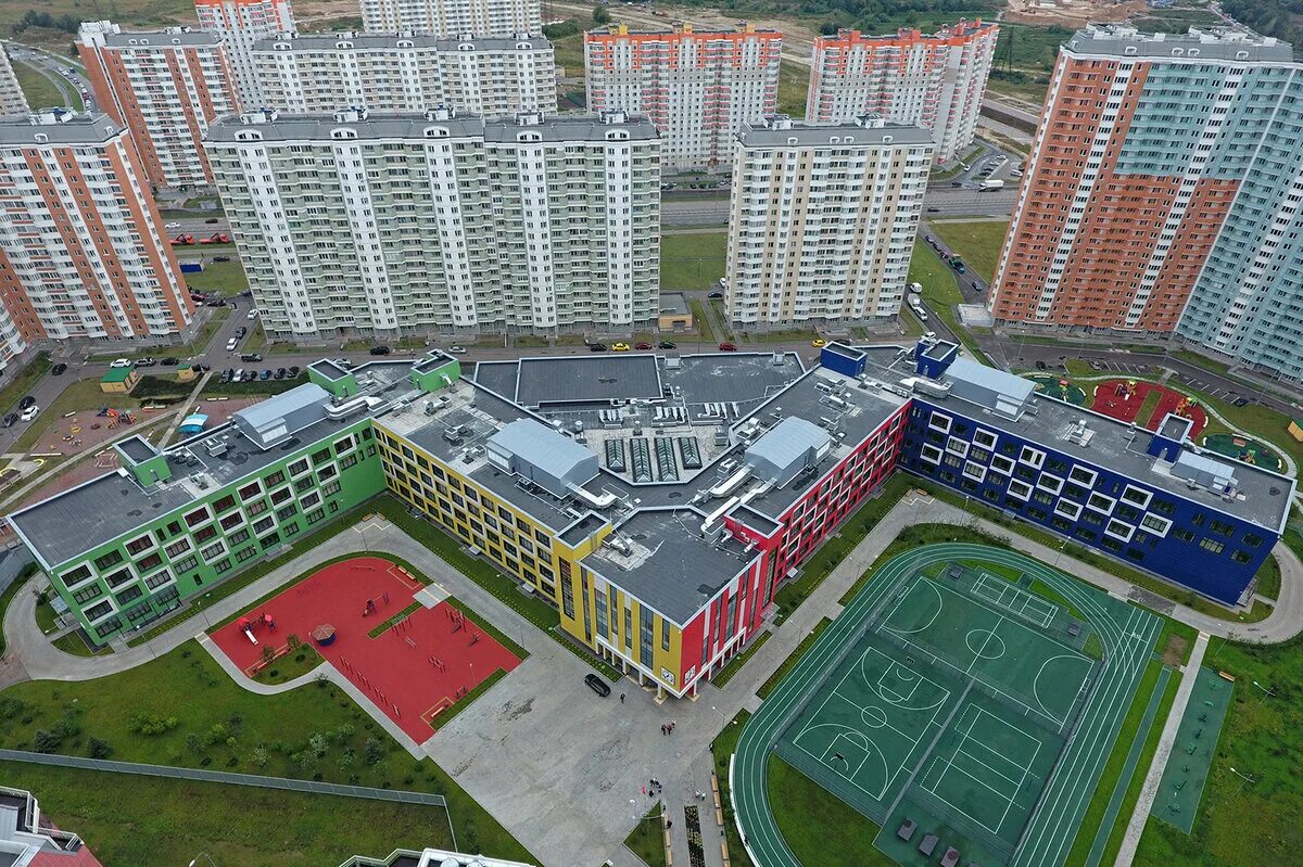 В каком городе самая большая школа