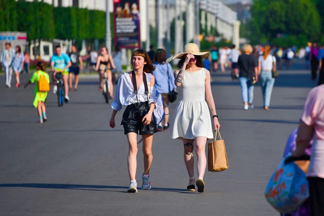 Аномальная жара в Москве 2021. Девушки на улицах Москвы летом. Жаркое лето в Москве. Лето в Москве. Какое ожидается лето 2024 в москве