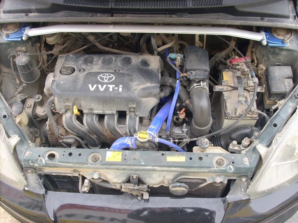 Двигатель тойота витц 1.3. Тойота Витц 2001 аккумулятор. АКБ Тойота Платц 1.3. АКБ Тойота Витц 1.3. Toyota Vitz 2000 под капотом.
