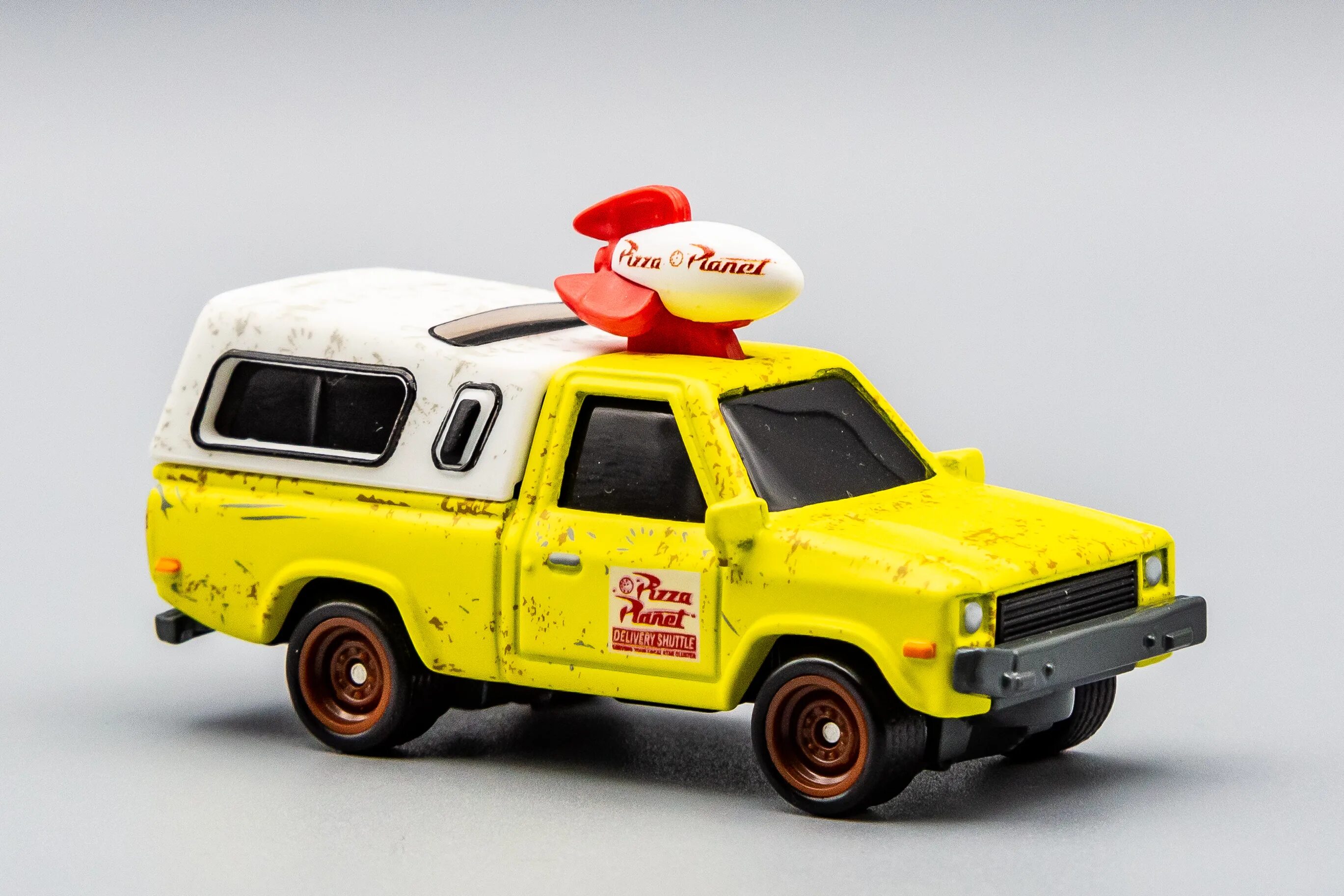 Pizza planet truck. Грузовик планета пицца pixar. Тачки тодд планета пицца. Toyota trucks pizza planet. Toyota hilux pizza planet.