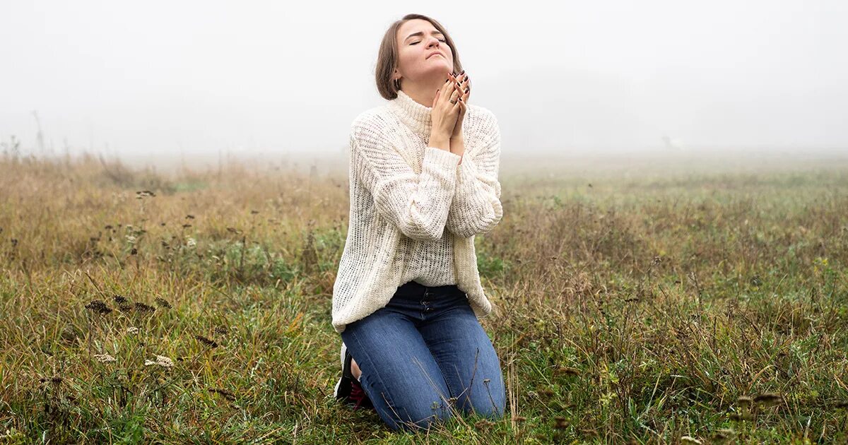 Мужчина молится на коленях. Человек молится богу. Мужчина молится на коленях. Женщина на коленях молит. Человек молится на коленях.