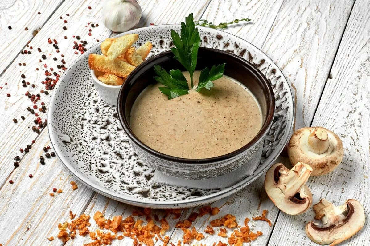 Пошаговый рецепт грибного супа пюре. Крем суп грибной крутонами. крем суп из грибов с гренками. грибной крем суп с соусом бешамель. суп пюре из шампиньонов с гренками.