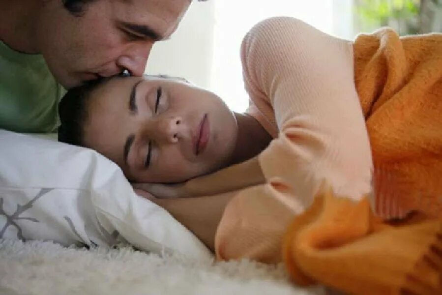 Возле спящей жены. Поцелуй спящей. Поцелуй спящего. Поцелуй спящего мужчину. Спящий рядом мужчина.