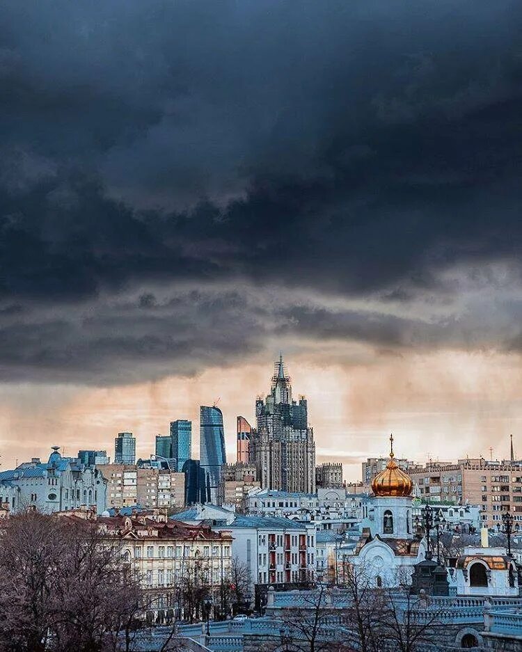 Пасмурный город. Москва пасмурно. Небо Москва. Москва вид сверху пасмурно.