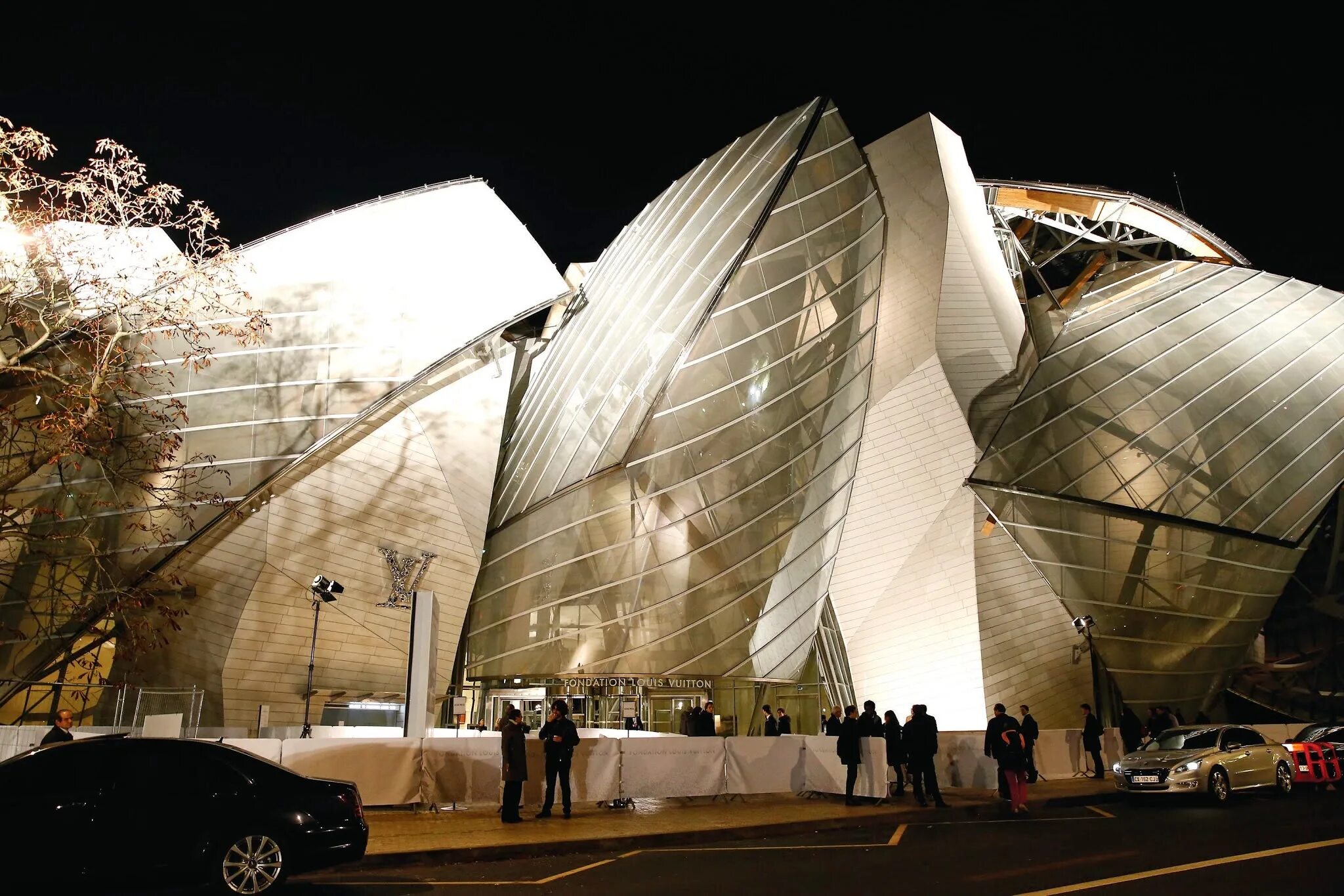 Фонд фрэнка. Фрэнк Гери Луи Виттон Париж. Музей Fondation Louis Vuitton в Париже. Здание фонда Луи Виттона в Париже. Фонд Louis Vuitton в Париже.