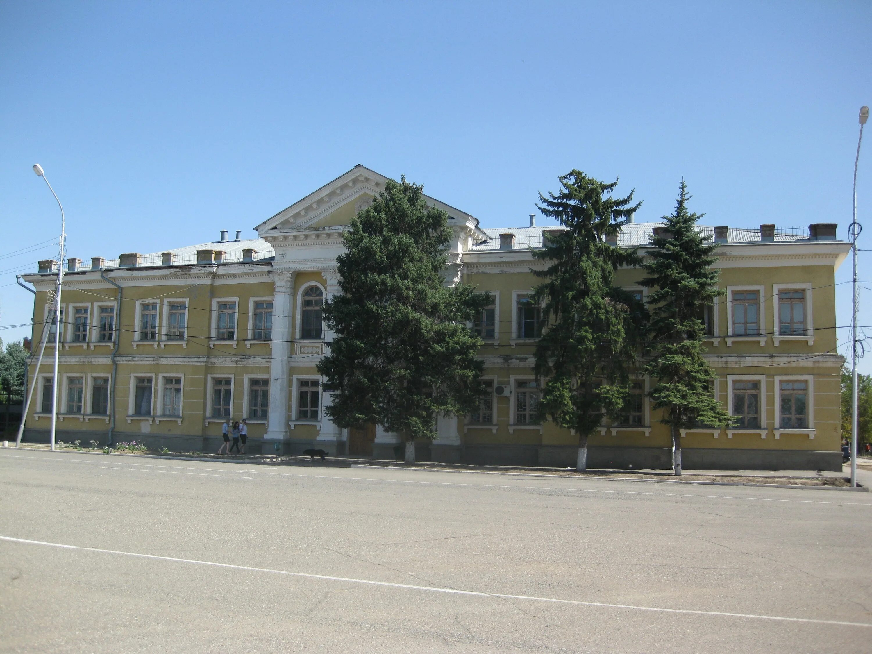 Буденновск ставропольский край 1. Буденновск Ставропольский край. Земская управа г.будённовск. Администрация Буденновска здание. Буденновск площадь.