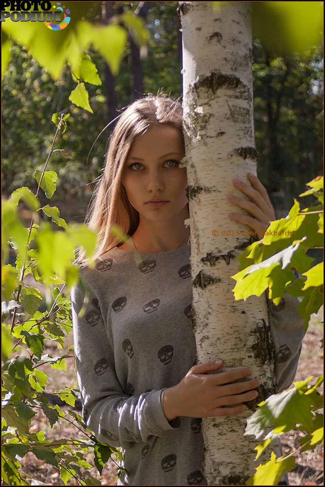Береза девушка фото. Береза девушка фото. Красивые девушки у березы. Красивые русские девушки. Девушка в березовой роще.