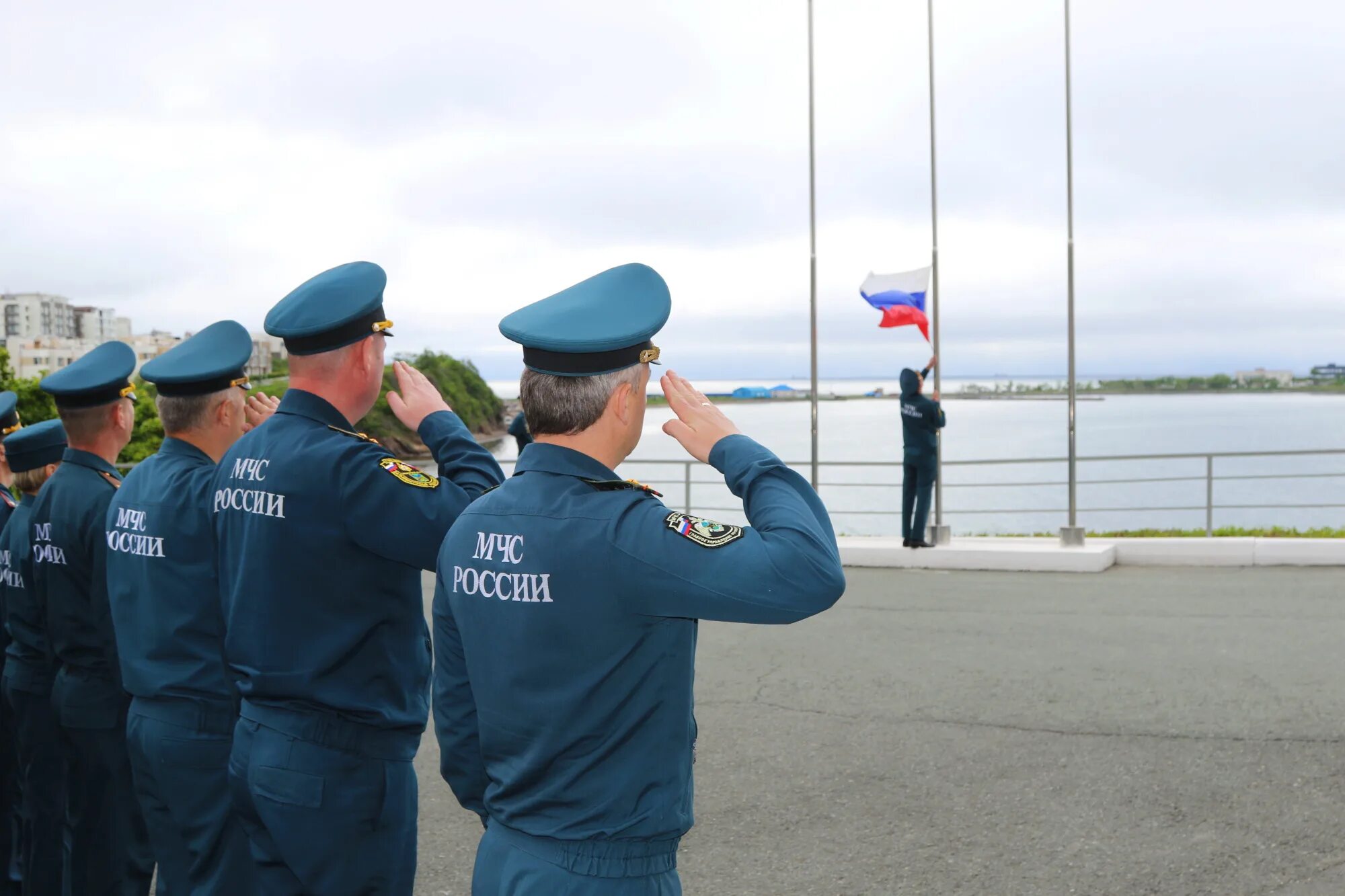 Сайт мчс приморского. Сайт МЧС России по Приморскому краю. Арзамазов главное управление МЧС России по Приморскому краю. Сотрудники МЧС В строю. МЧС построение.