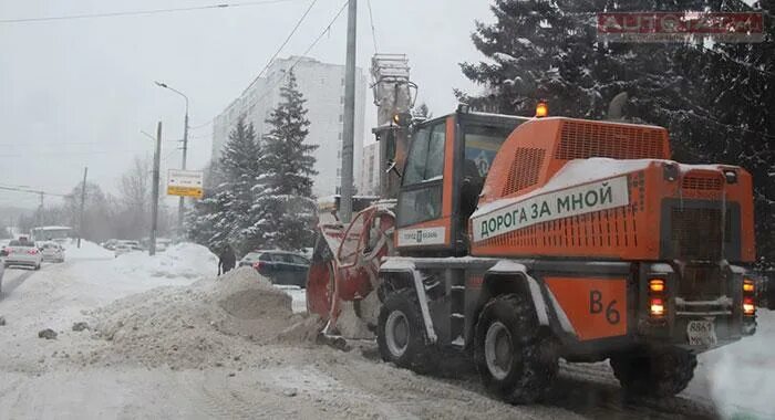 казань завалило снегом. снежные дороги казани. снежная казань. заснеженная улица. сколько снега завалила в казани.