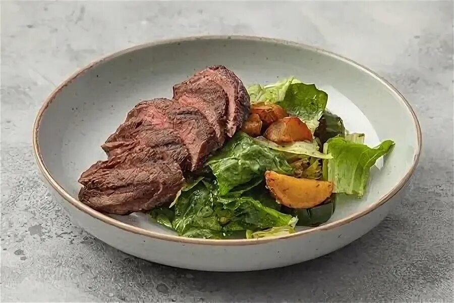 Egg-white omelette with mushrooms and spinach. вырезка со шпинатом. стейк с рукколой. салат с рукколой и вялеными томатами. суп с говядиной и шпинатом.