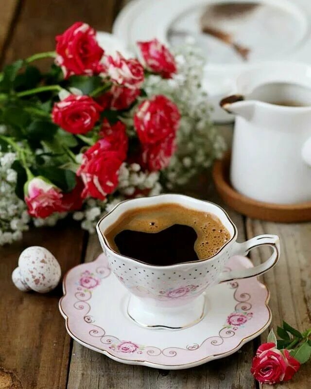 Кофе и цветы. Чашка кофе. Чашечка кофе с цветами. Утренние цветы. Кофе с шоколадкой.