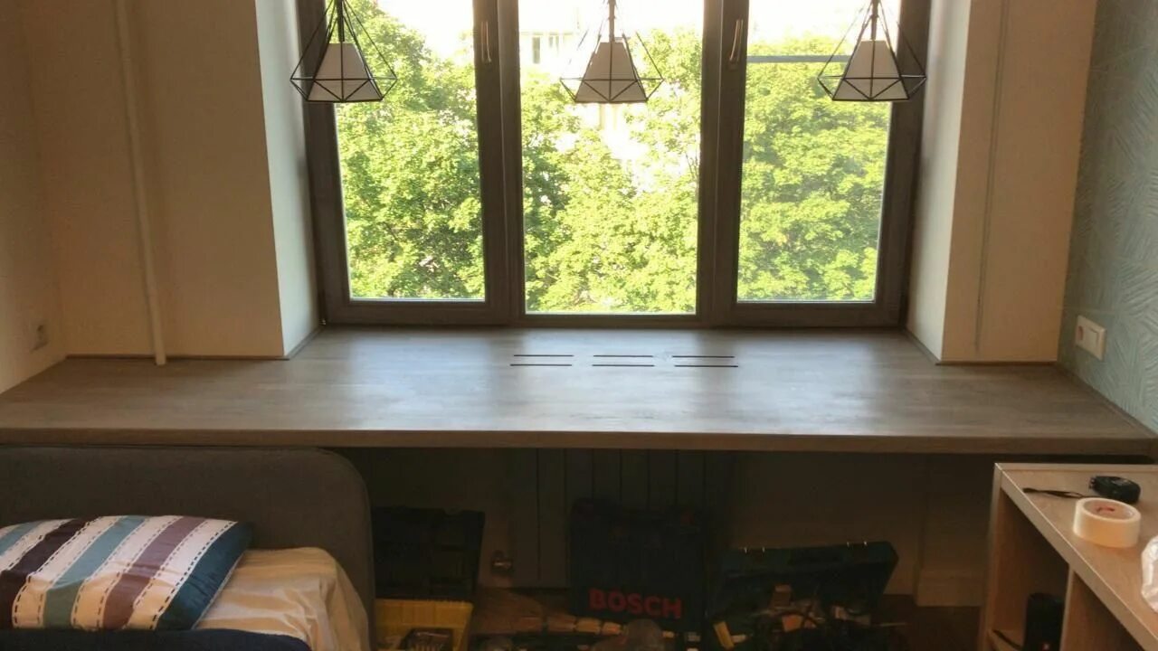 Широкий деревянный подоконник. Столешница в эркере. Стол подоконник из мебельного щита. Стол из подоконника. Стол-подоконник в комнате.