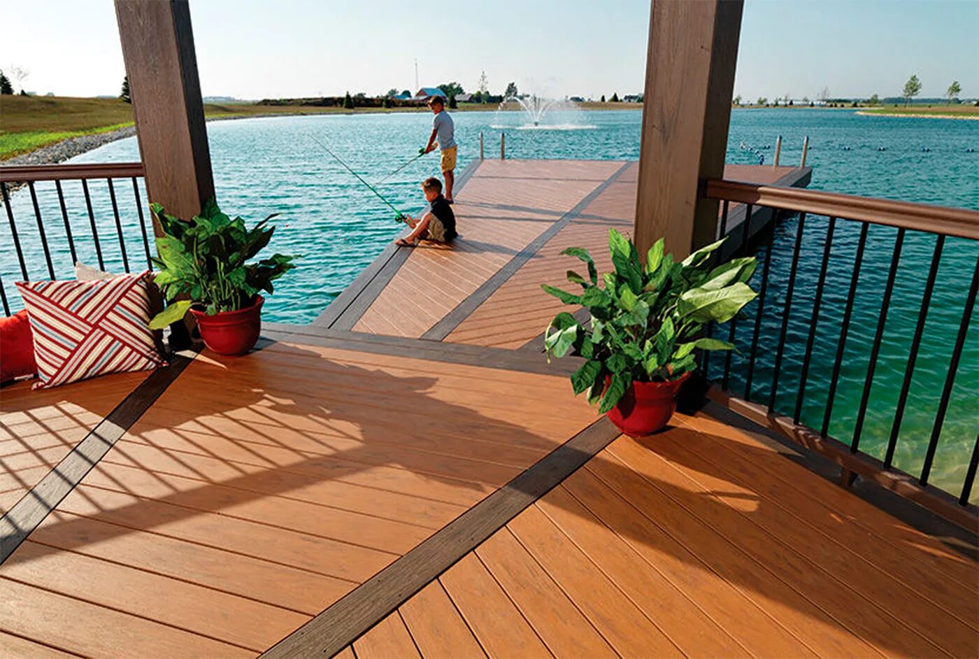 Терраса как переносить. Веранда пергола закрытая. Деревянная терраса к дому. Беседки патио перголы. Укладка террасной доски.